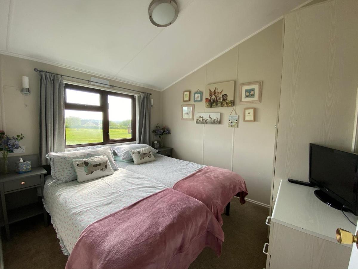 Rew Farm Country & Equestrian Accommodation - Sunrise Lodge Melksham Esterno foto