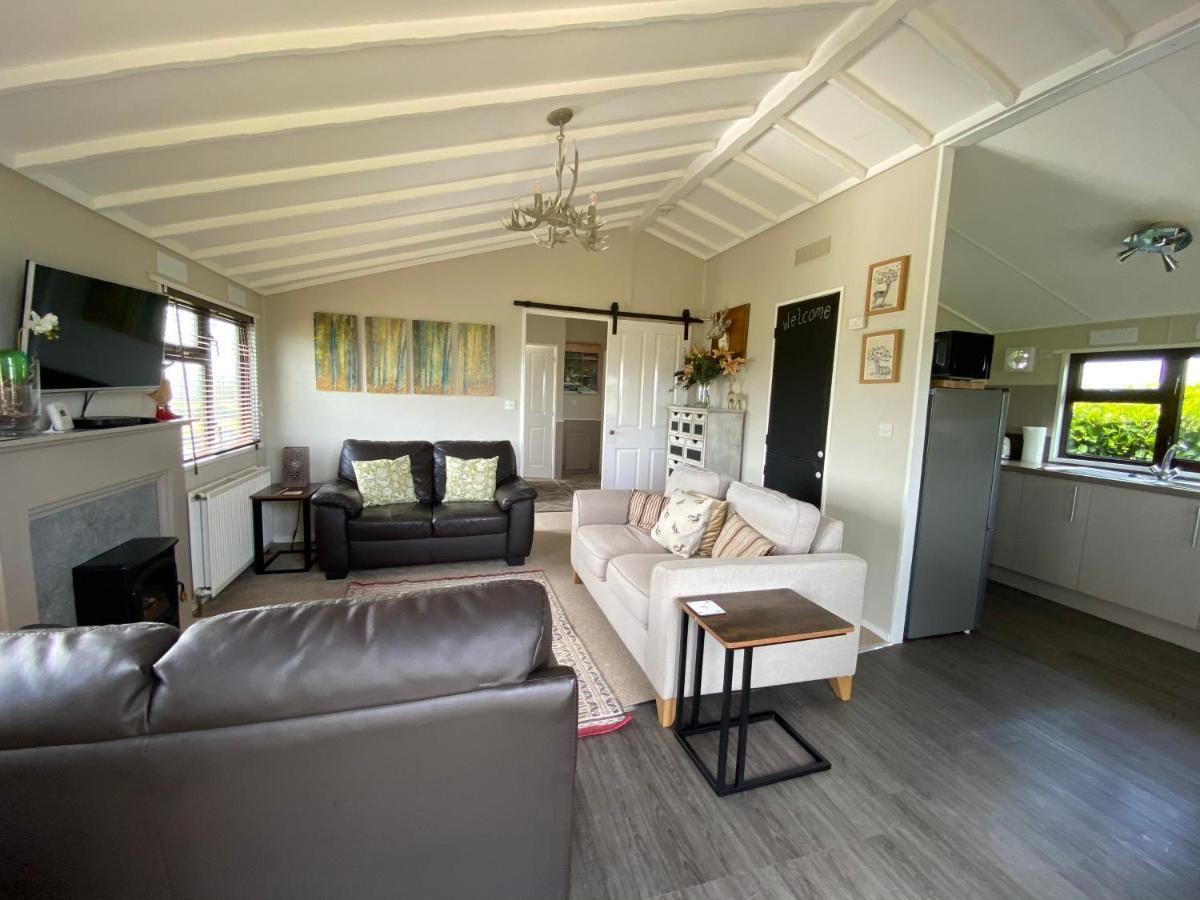 Rew Farm Country & Equestrian Accommodation - Sunrise Lodge Melksham Esterno foto