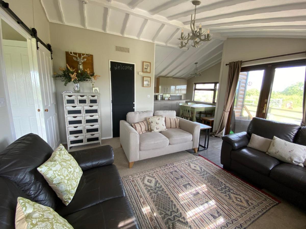 Rew Farm Country & Equestrian Accommodation - Sunrise Lodge Melksham Esterno foto