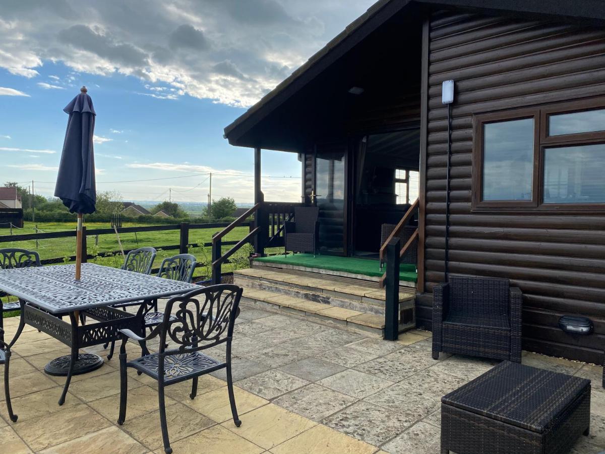 Rew Farm Country & Equestrian Accommodation - Sunrise Lodge Melksham Esterno foto