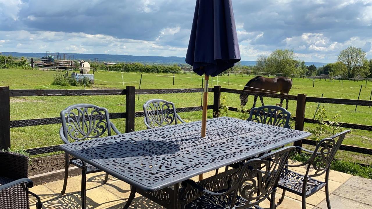 Rew Farm Country & Equestrian Accommodation - Sunrise Lodge Melksham Esterno foto