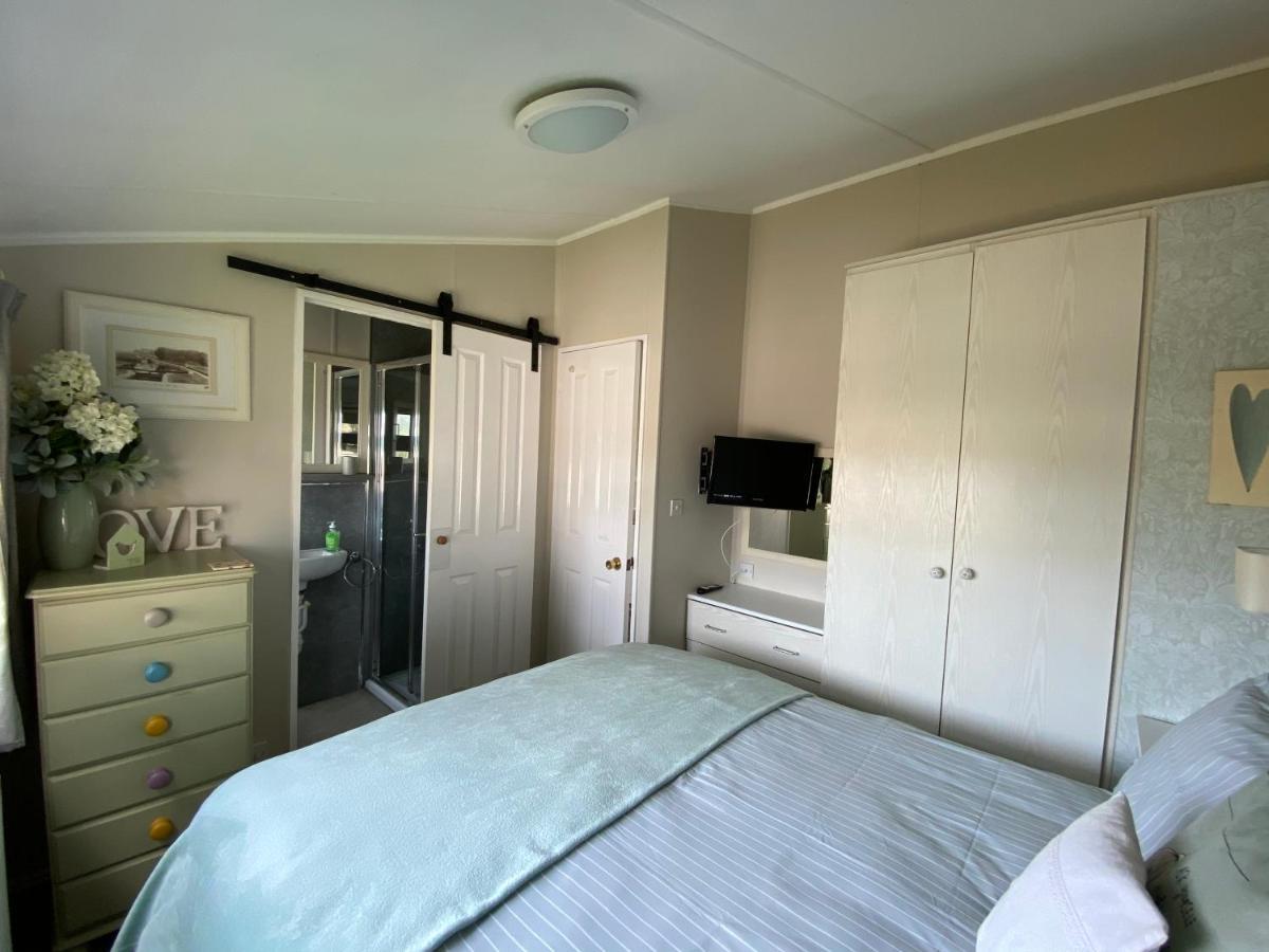 Rew Farm Country & Equestrian Accommodation - Sunrise Lodge Melksham Esterno foto