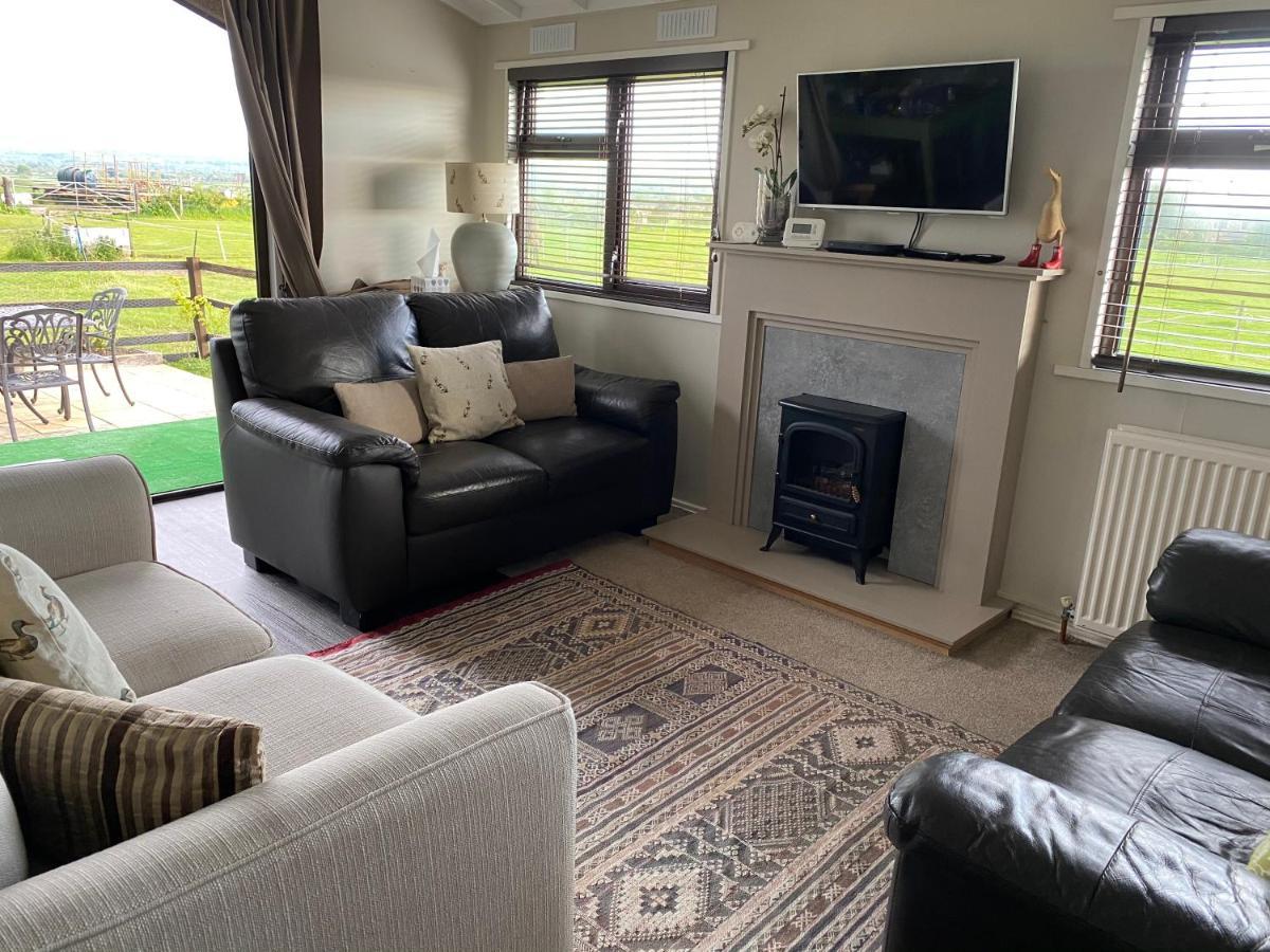 Rew Farm Country & Equestrian Accommodation - Sunrise Lodge Melksham Esterno foto