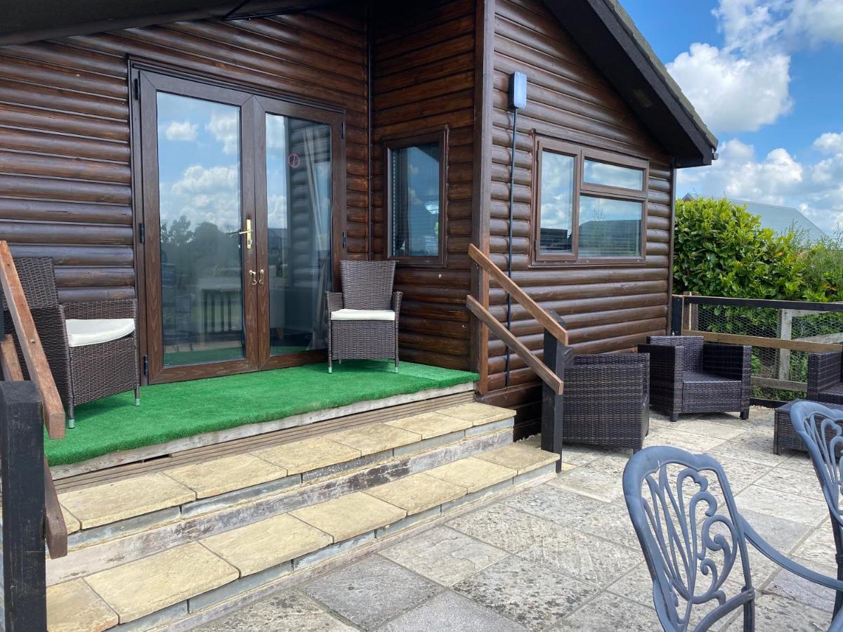 Rew Farm Country & Equestrian Accommodation - Sunrise Lodge Melksham Esterno foto