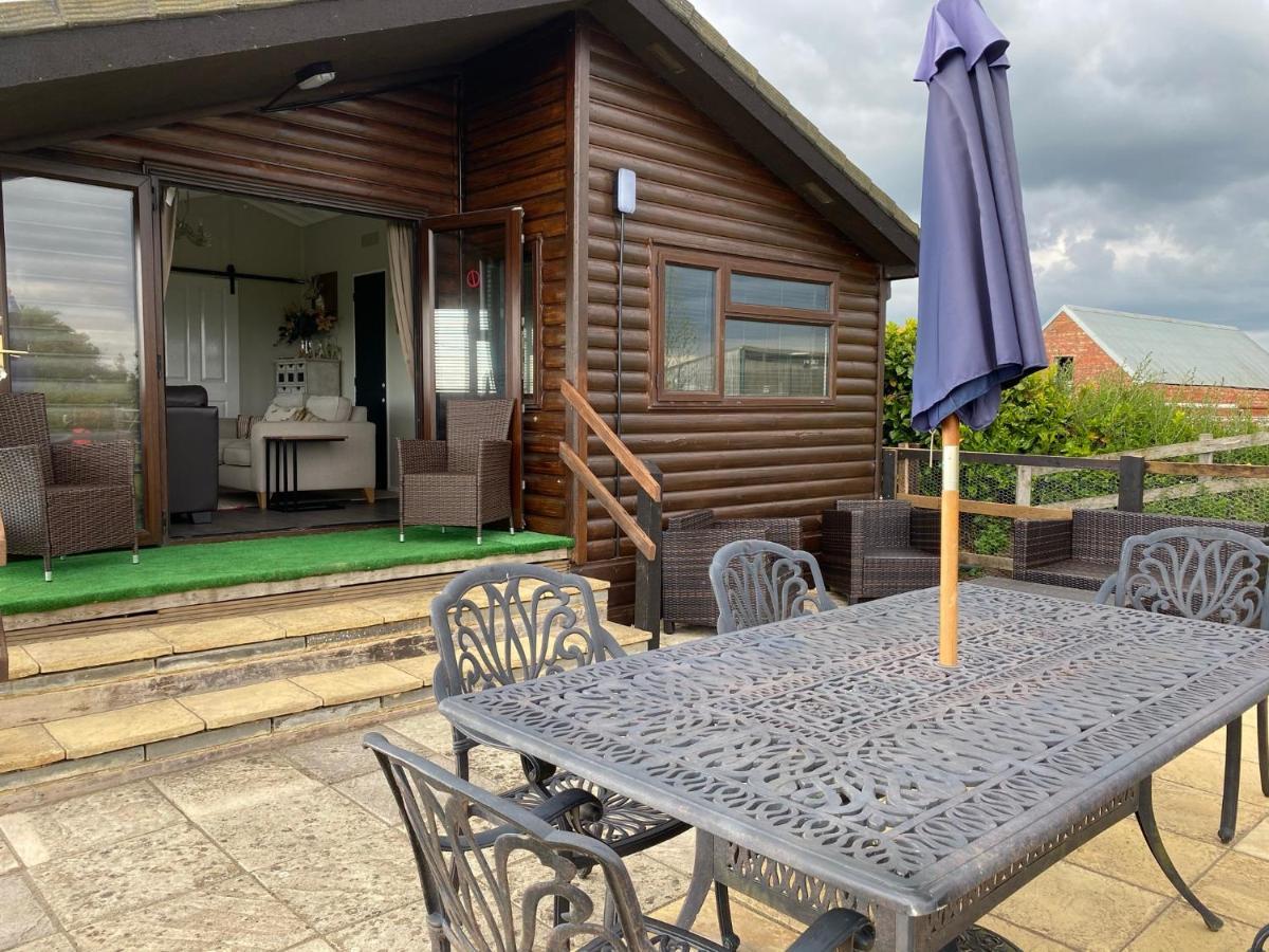 Rew Farm Country & Equestrian Accommodation - Sunrise Lodge Melksham Esterno foto