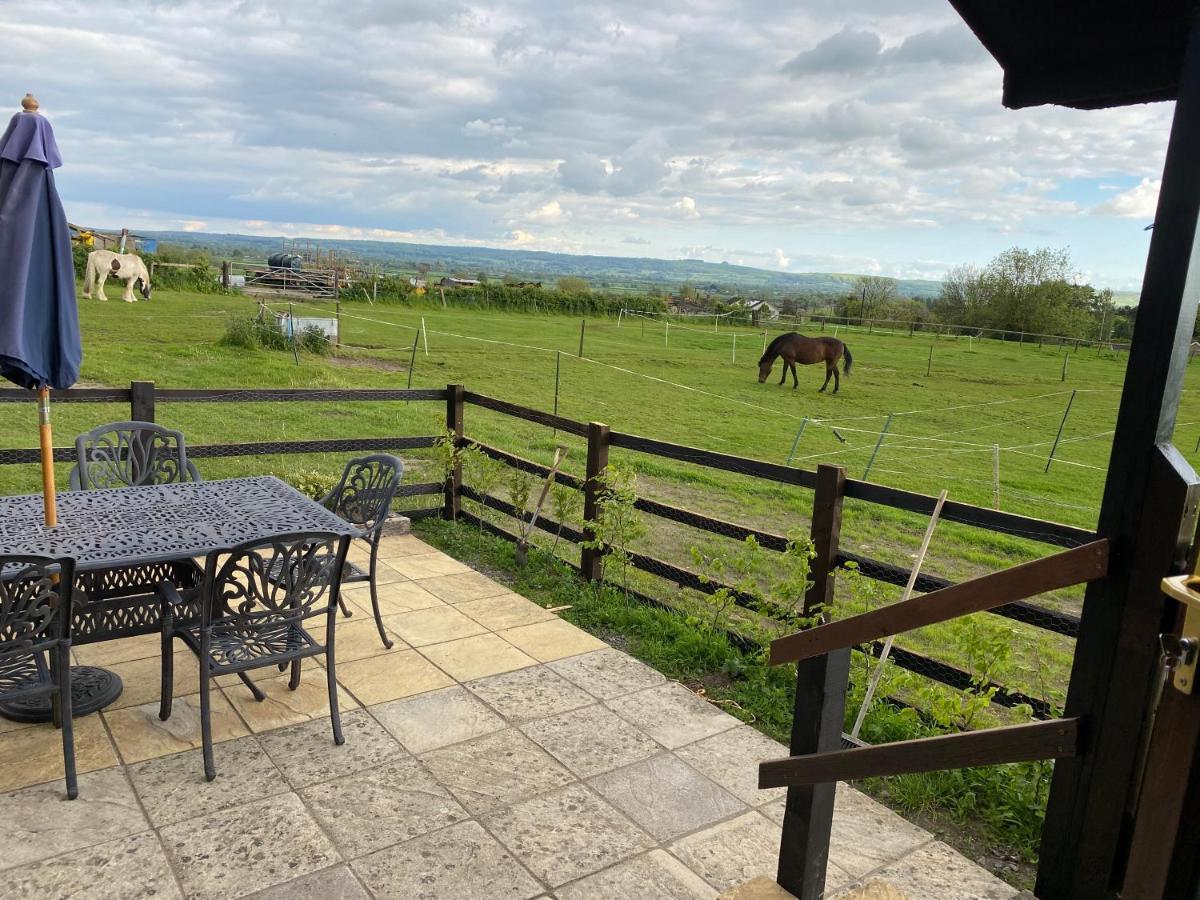 Rew Farm Country & Equestrian Accommodation - Sunrise Lodge Melksham Esterno foto