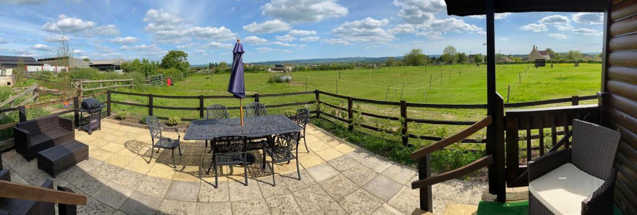 Rew Farm Country & Equestrian Accommodation - Sunrise Lodge Melksham Esterno foto