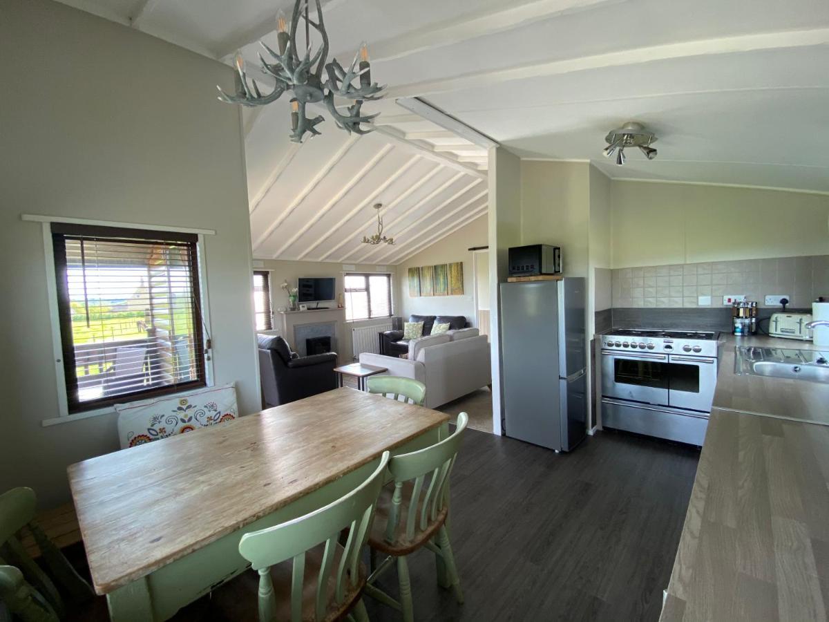 Rew Farm Country & Equestrian Accommodation - Sunrise Lodge Melksham Esterno foto