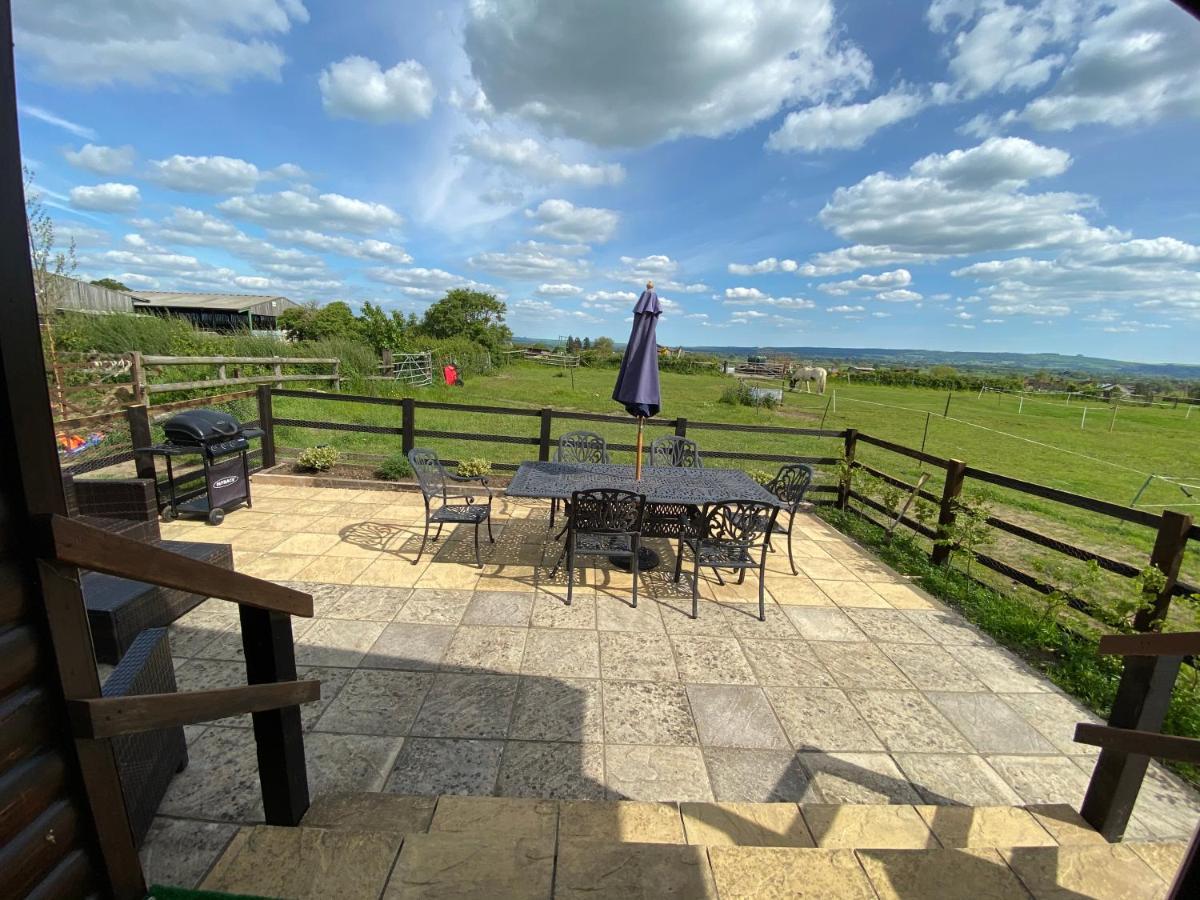 Rew Farm Country & Equestrian Accommodation - Sunrise Lodge Melksham Esterno foto