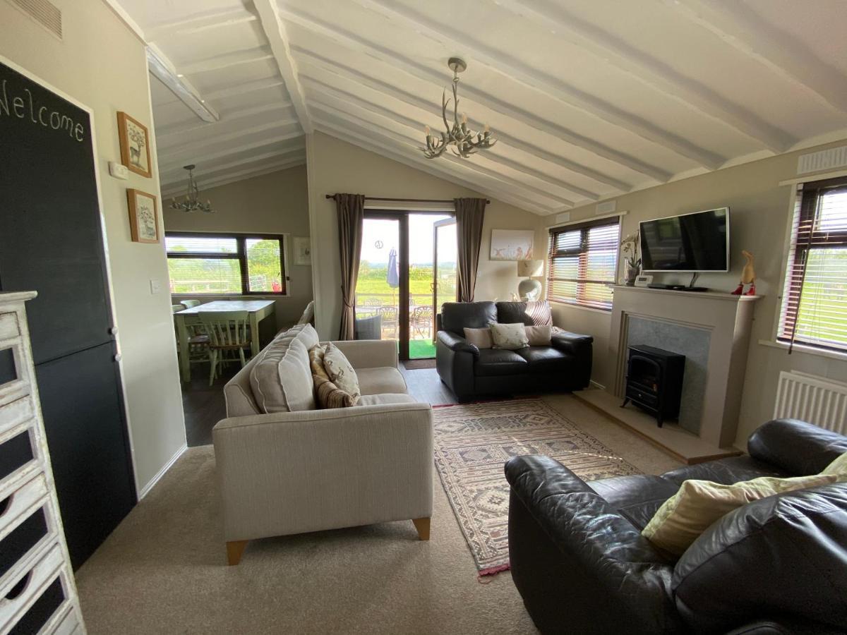 Rew Farm Country & Equestrian Accommodation - Sunrise Lodge Melksham Esterno foto