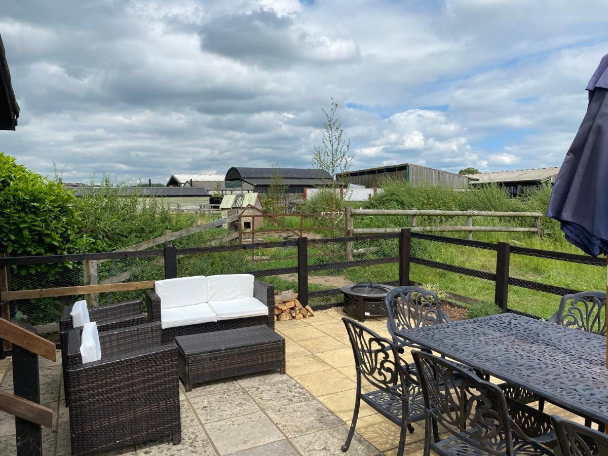 Rew Farm Country & Equestrian Accommodation - Sunrise Lodge Melksham Esterno foto