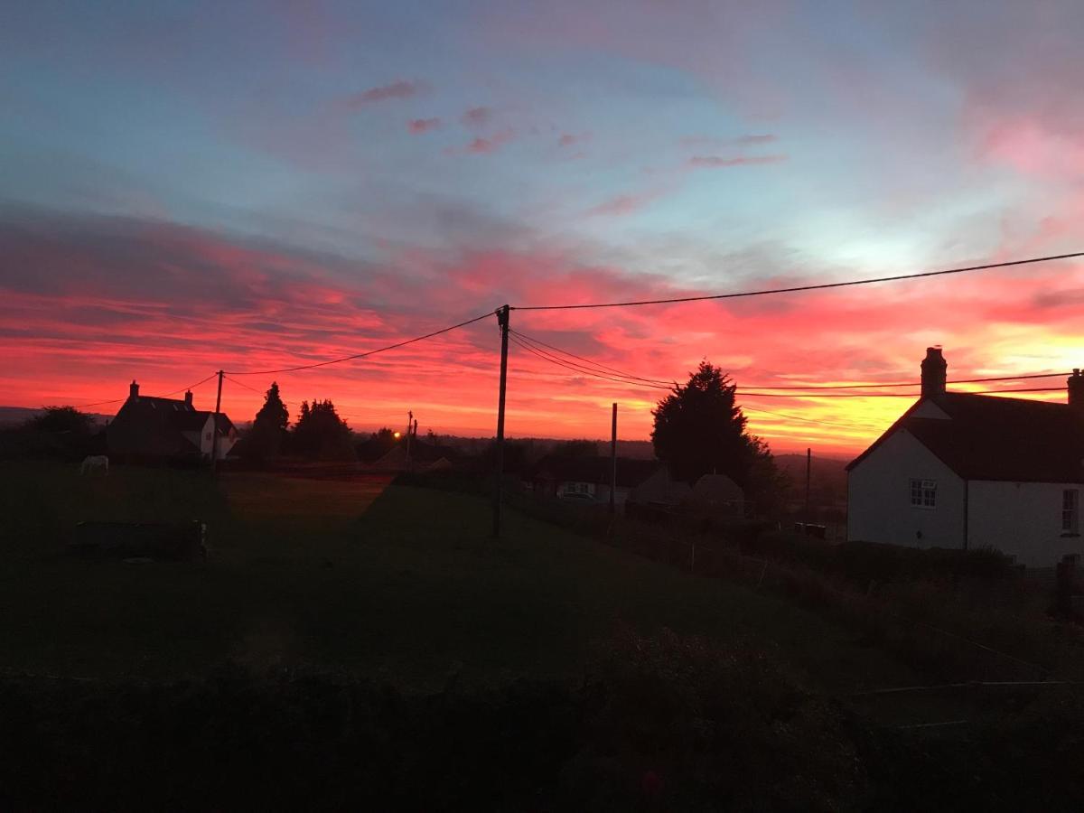 Rew Farm Country & Equestrian Accommodation - Sunrise Lodge Melksham Esterno foto
