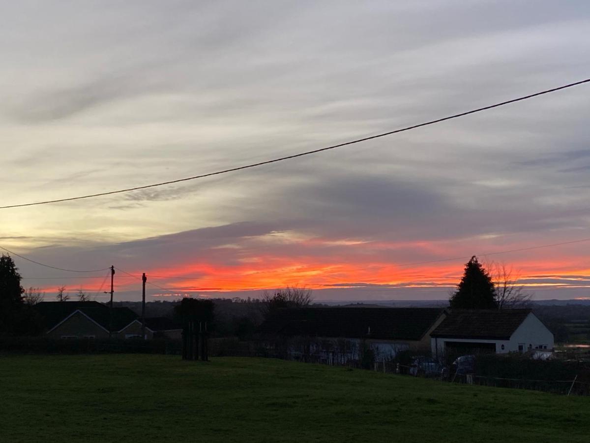 Rew Farm Country & Equestrian Accommodation - Sunrise Lodge Melksham Esterno foto
