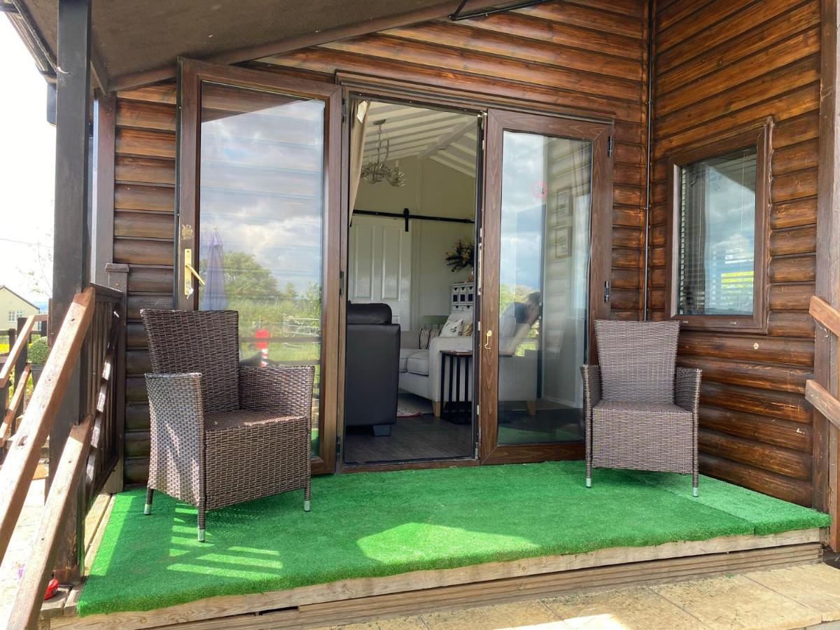Rew Farm Country & Equestrian Accommodation - Sunrise Lodge Melksham Esterno foto