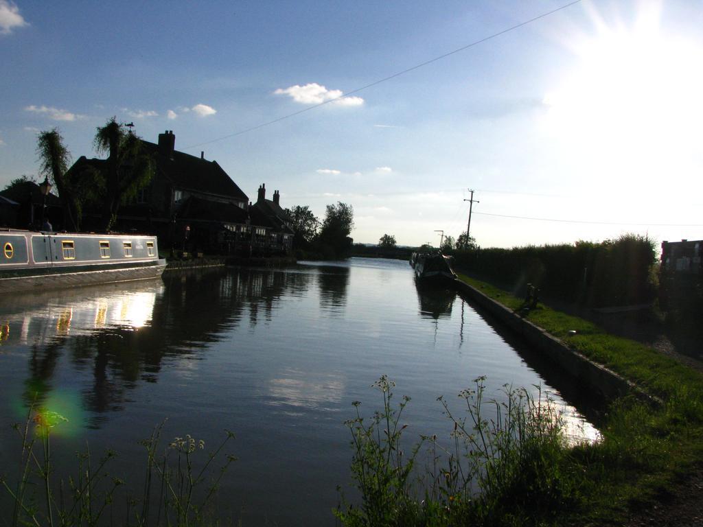 Rew Farm Country & Equestrian Accommodation - Sunrise Lodge Melksham Esterno foto
