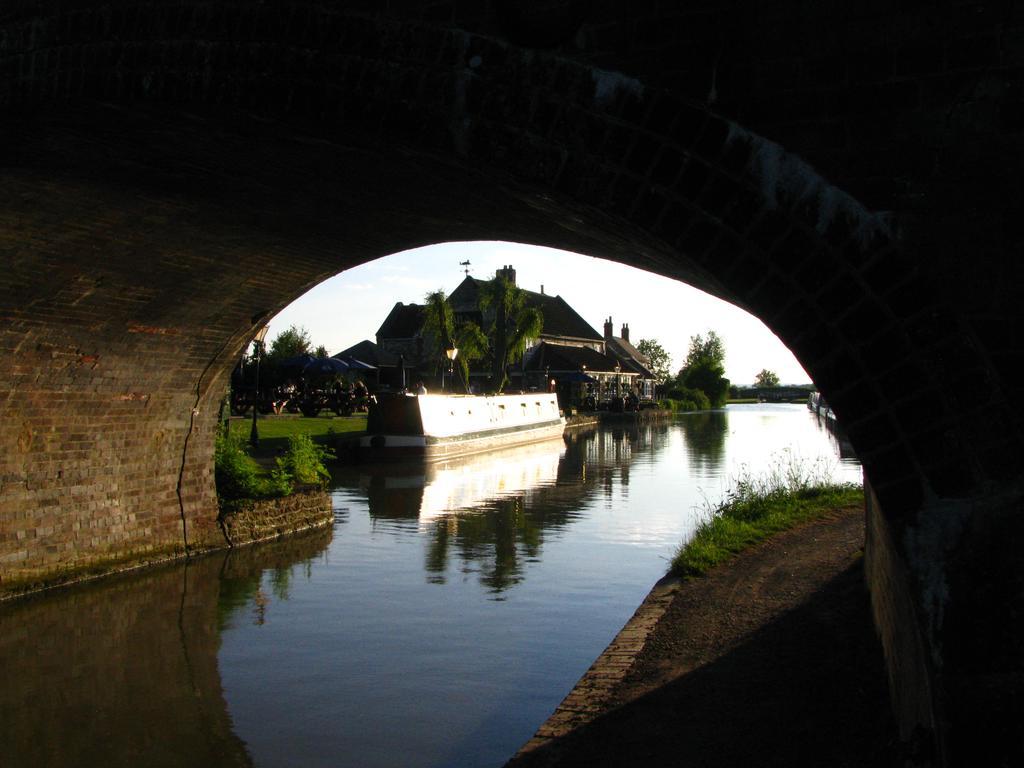 Rew Farm Country & Equestrian Accommodation - Sunrise Lodge Melksham Esterno foto