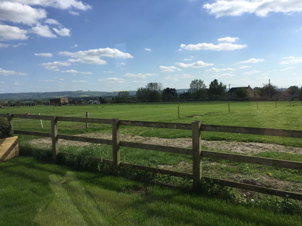 Rew Farm Country & Equestrian Accommodation - Sunrise Lodge Melksham Esterno foto