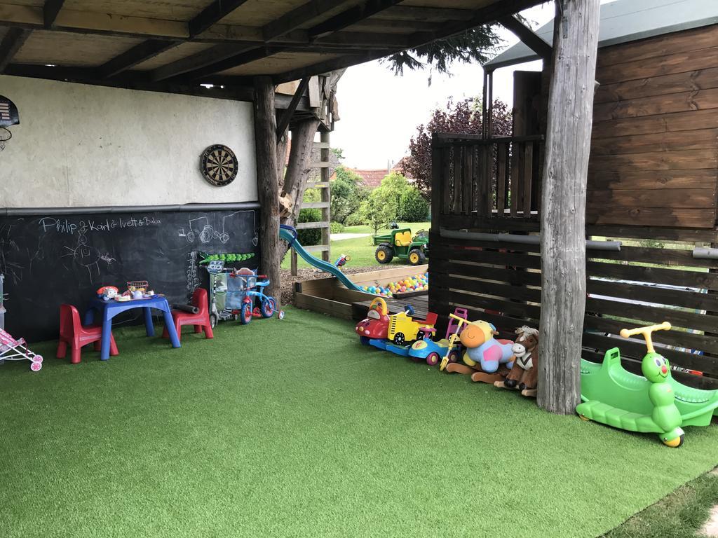 Rew Farm Country & Equestrian Accommodation - Sunrise Lodge Melksham Esterno foto